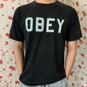 🦋Black reflective Obey t-shirt